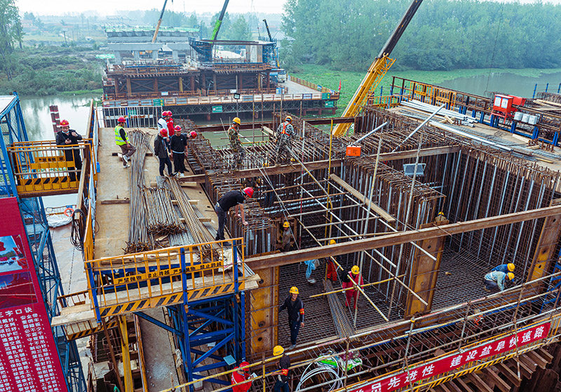 圖3、10月16日早晨，各個崗位的人們在204國道鹽阜快速通道黃沙港特大橋工地忙碌.jpg