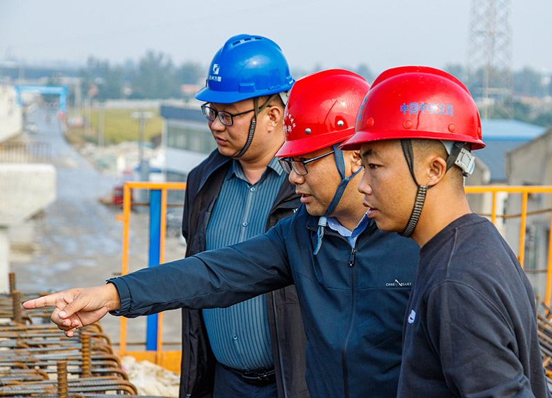 圖8、10月16日早晨，204國道鹽阜快速通道黃沙港特大橋工地，項目建設、施工、監(jiān)理單位的技術人員在巡查現場.jpg