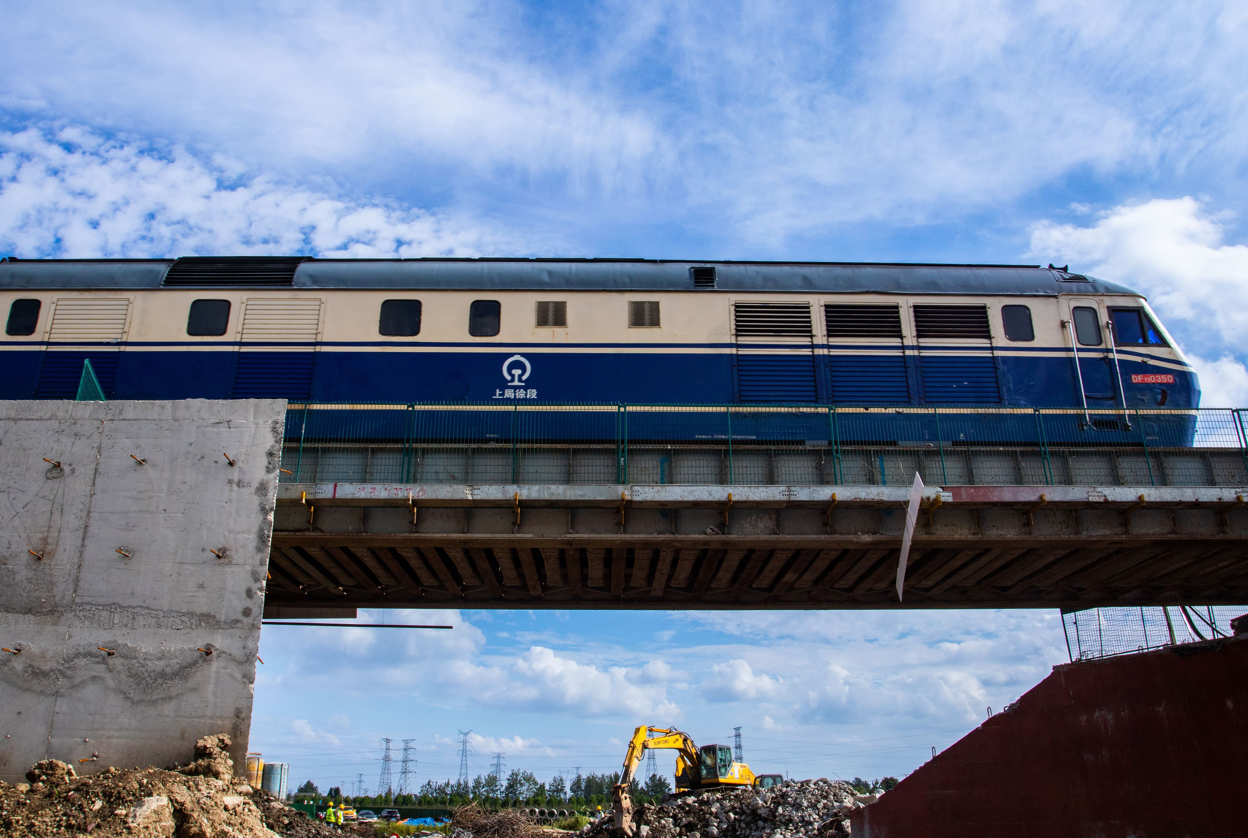 鹽阜快速通道下穿新長鐵路段，安全措施嚴格落實到位 ，施工期間鐵路正常運營.jpg