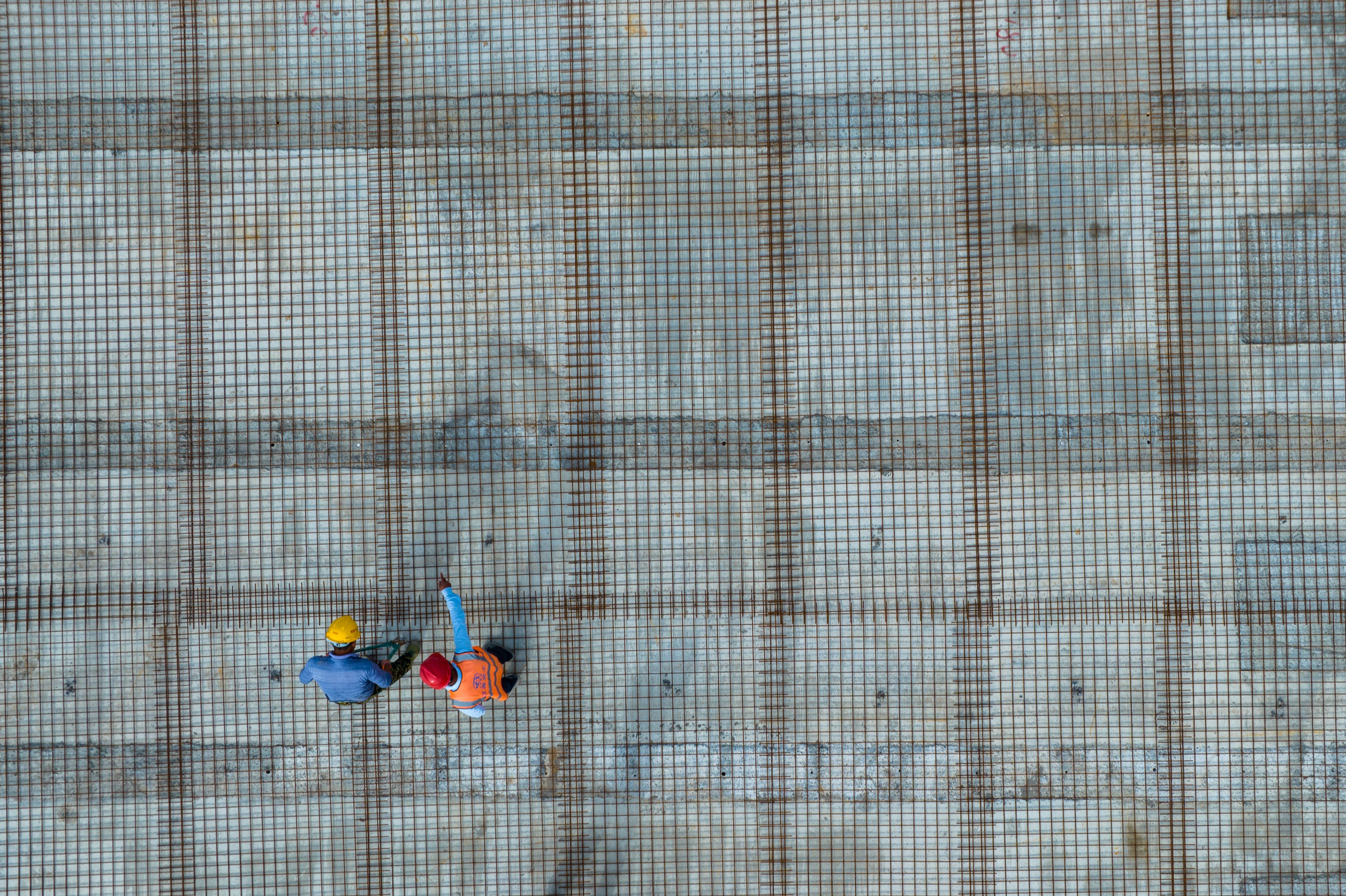 鋪裝前，檢查、修整鋼筋網片.jpg