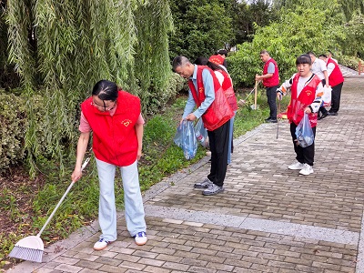 7月19日，三分公司黨支部組織黨員志愿者走進(jìn)金水灣社區(qū)開展以“志愿服務(wù)進(jìn)社區(qū)  護(hù)河愛水齊參與”為主題的環(huán)境保護(hù)志愿服務(wù)活動(dòng)，用實(shí)際行動(dòng)幫助社區(qū)做好轄區(qū)內(nèi)河道的環(huán)境衛(wèi)生整治工作。3.jpg