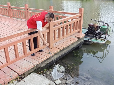 7月19日，三分公司黨支部組織黨員志愿者走進(jìn)金水灣社區(qū)開展以“志愿服務(wù)進(jìn)社區(qū)  護(hù)河愛水齊參與”為主題的環(huán)境保護(hù)志愿服務(wù)活動(dòng)，用實(shí)際行動(dòng)幫助社區(qū)做好轄區(qū)內(nèi)河道的環(huán)境衛(wèi)生整治工作。2.jpg